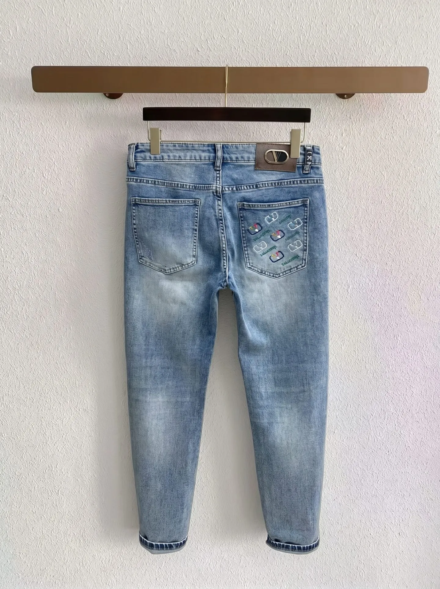 VAL Valentino launches new men's thin jeans in summer 2026! Heavy-duty washed denim fabric, customized fabric is softer and more comfortable than ordinary denim fabric! Ultra-heavy industrial washing process and dual-process washing. The entire pair of pants has a comfortable hand feel, and the level of fineness and breathable effect are top-notch. All hardware brand logos are custom-made, and the materials are selected with the best attributes. The elasticity of the fabric is very good and the comfort is great! The low-key design style is simple and elegant. Sizes: 28-36 no 35
